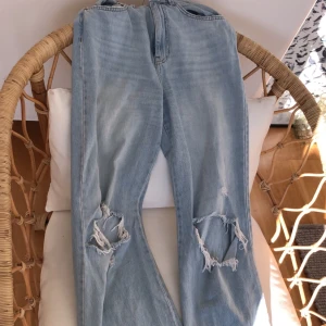 Snygga, knappt använda, jenss - Säljer mina fina jeans, knappt använda. Är 175 och de passar mig bra i längden. Är du kortare, är det lätt att bara vika upp eller sy upp dem. Storlek, 40. 