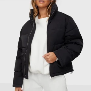 Svart vinterjacka - Så fin vinterjacka i jättefint skick! Skriv för frågor🫶🏻