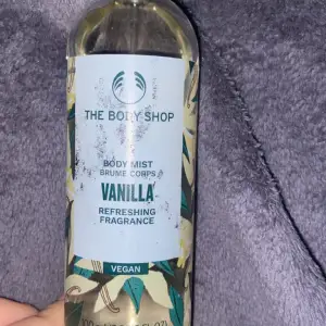 Doft från The Body Shop som verkligen luktar äkta vanilj och håller sjukt länge! Har dock så många vanilj dofter så jag säljer denna. Glasflaska! På sista bilden ser man hur mycket som är kvar. 
