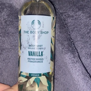 The Body Shop body mist i Vanilla - Doft från The Body Shop som verkligen luktar äkta vanilj och håller sjukt länge! Har dock så många vanilj dofter så jag säljer denna. Glasflaska! På sista bilden ser man hur mycket som är kvar. 