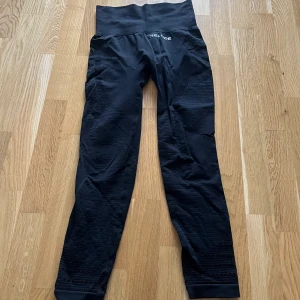 Tights relode  - Snygga tights från relode. Använda ett fåtal gånger. Fina detaljer som framhäver benen på ett snyggt sätt. Nypris runt 600 kr. 