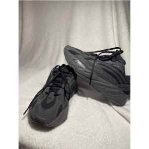 Yeezy X Adidas Boost 700 V1 - Köpt i skick oanvända på Vestiaire Collective. Provat och med sorg konstaterat att för stora för mig 