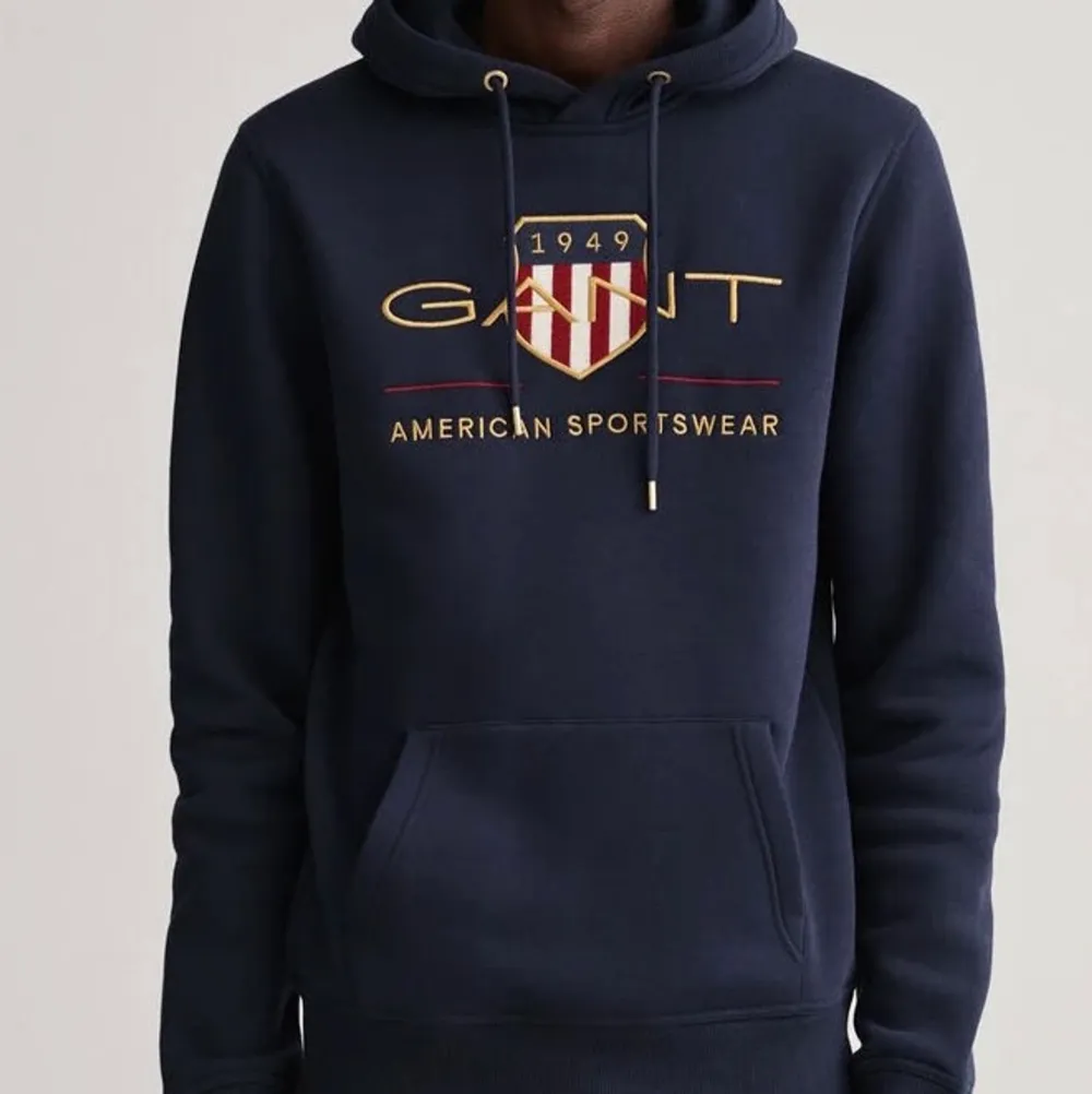 Gant hoodie ordinarie pris 1300kr säljs för 799kr. Hoodies.
