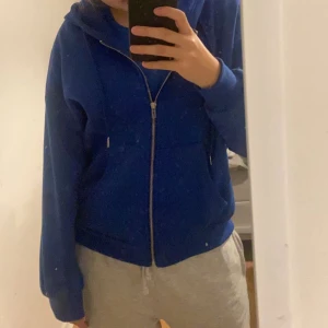 Zip hoodie - Väldigt fin blå ziphoodie! Mysig och skön, strl M. 