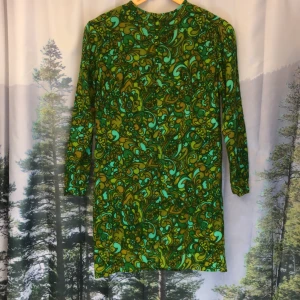 Klänning 60/70-tal - Jättefin grön äkta vintage 60-talsklänning 💚💙🤎 Fint skick! Passar storlek 34-36