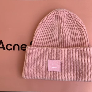 Acne mössa  - Super fin acne mössa! Nypris 1300kr 