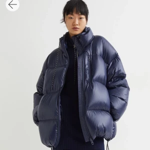 Blå jacka från hm - Säljer min blåa dunjacka från Hm!! Köptes i december förra året och är i superbra skick, lite stor i storleken!💕🫶🏼🫶🏼nypris 1300kr och köparen står för frakt/kan mötas upp