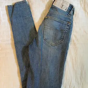 Säljer mina Tiger of Sweden jeans i bra skick och bra kvalite!