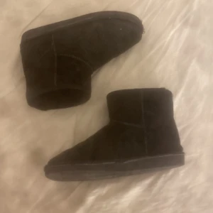 Uggs  - Säljer mina fake uggs då de är för små för mig, köpte de på Intersport för 299 säljer de för 100, finns fler bilder att få