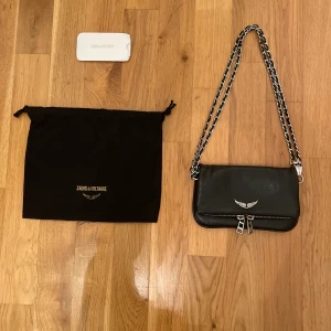 Zadig väska liten - Nu Säljer jag min Zadig Voltaire väska för att den inte kom till användning💕.Väskan är i storlek Smal och är i mycket bra skick💗.  Väskan kostar 2135kr i butik men jag säljer min för 650kr. Köparen står för frakten💕.