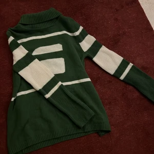Grön stickad tröja - Jättefin grön stickad tröja som inte kommer till användning längre, grön och vit! Märket g-star raw tror ja, kan ses i stockholm alternativt postas!