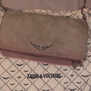 Zadig väska  - Säljer min välanvända zadig väska i färgen beige, för 250kr❤️ lite förstörd dragkedja med bandet som e i, samt att den är väl använd därför e priset så!! KÖP INTE DIREKT 