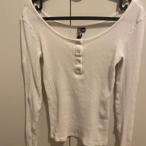 Pieces långärmad tröja - Vit långärmad tröja från Pieces i storlek XS passar S. Använd max 2 gånger supersöt men kommer inte till användning 🥺 skriv för bild på