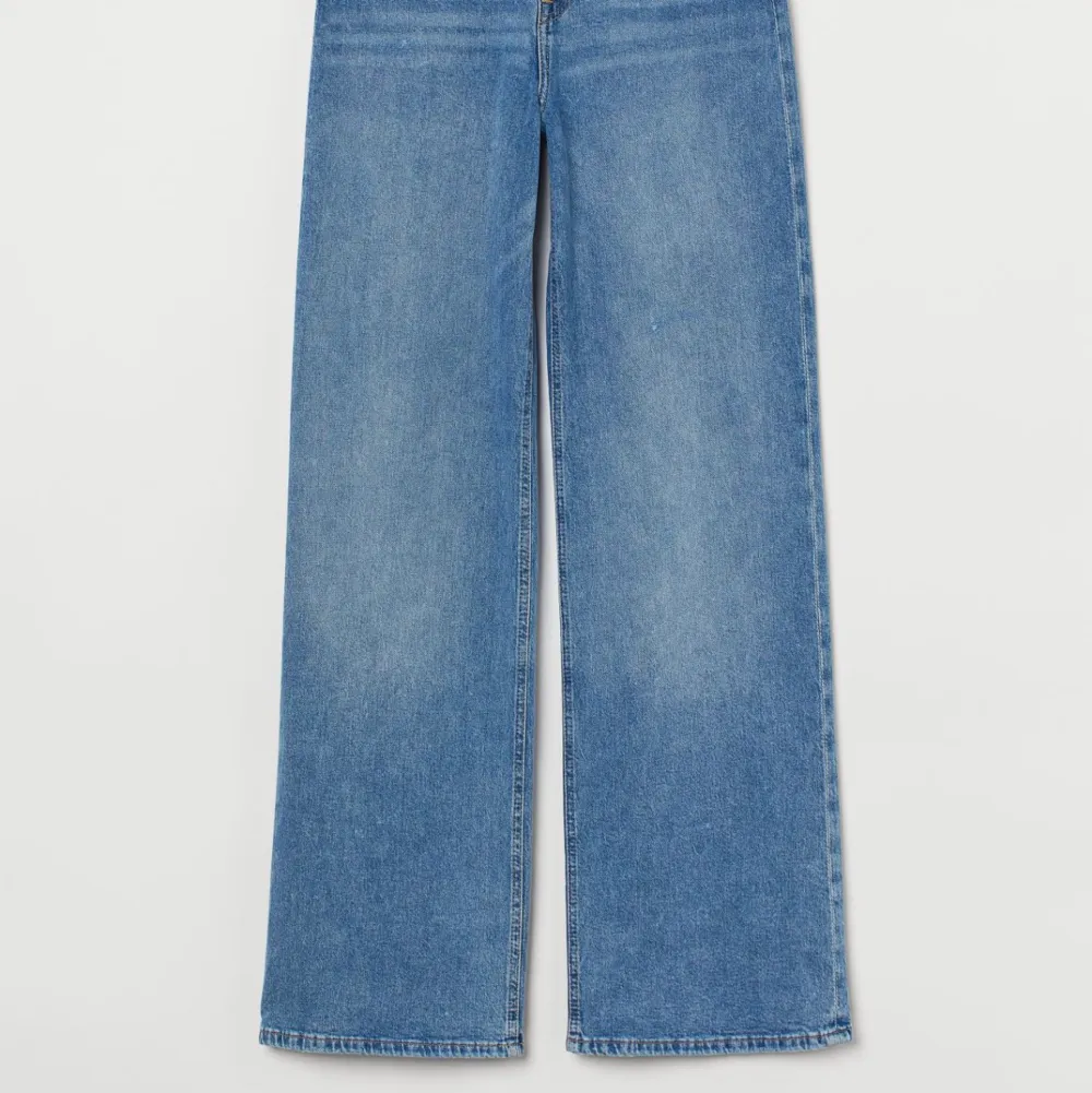 Ett par raka högmidjade jeans , storlek 44 men passar även 42 då dem är strechiga , använda en gång. Jeans & Byxor.
