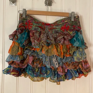 Lågmidjad mönstrad zara kjol  - Köpt för 700 i början av sommaren, aldrig använd.