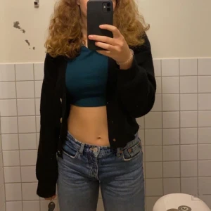 Söta toppar från Zara  - Säljer två likadana toppar i två olika färger. Storlek s är ganska kort på mig som är 165 cm. Frakt ingår ej.