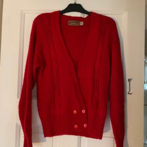 Röd kofta  - Jag säljer denna superfina stickade koftan som tyvärr är för stor för mig😫 köpt på pop boutique i Göteborg (second hand) och är i storlek M. Jag säljer den för 70 kr+frakt och betalning sker via swish!🥰