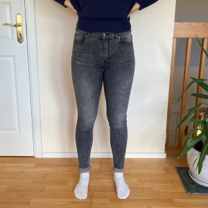 Grå jeans - Gråa jeans Slim fit. Stretchigt material. Köpta från The Salty Dog och märke DrDenim.  I storlek L. Jag är 174cm lång.  Säljer pga att jag inte använder de. Endast använda ett fåtal gånger, därmed i nyskick!  Nypris 500kr, säljer för 199kr.