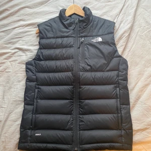 The North Face Väst - Svart väst från The North Face. Utmärkt skick, inköpt förra hösten. Passar perfekt till hösten, våren och tidig vinter. Skriv för fler bilder :) Nypris: 1449kr.