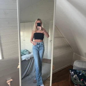 Raka Jeans med slits - Jättefina nästintill oanvända raka jeans från Zara med slits nertill. Storlek 32 men mer som en 34. 