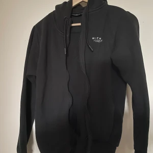 Mckenzie zip hoodie - Mckenzie zip hoodie använt i ett år, okej cond