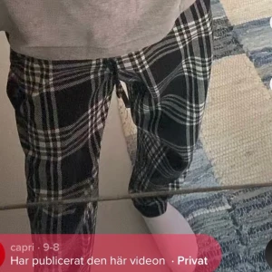 Skit snygga pjamas byxor - Snygga pjamas byxor från hm💓 Inget slitage eller fläckar❣️❣️ storlek xs men passar xs-m❤️Fraktar. HELT SLUTSÅLDA!!!