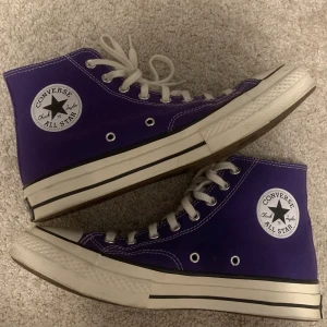 Converse (Chuck Taylor 70)!!  - Ett par lila ”Chuck Taylor” converse. Jag fick dessa förra året men de är tyvärr förstora för mig och har inte kommit till användning mer än 2/3 ggr. De har några små defekter (skriv för bilder) men de är ej ingångna eller liknande. Pris kan diskuteras!🤍