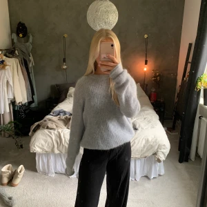 Ullstickad ljusblå tröja - Jätteskön ullstickad tröja från bikbok. Mjuk och finstickad. Sticker inte alls!! Väldigt varm och bra kvalitet. Använd ca 2 gånger. Säljer då den inte kommer till användning. 