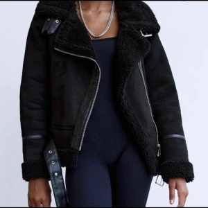 Zara fur jacket - Zara fur jacket köpt förra året och använd ett par gånger i storlek XS, passar bra nu till höst samt vinter då jackan värmer ☺️