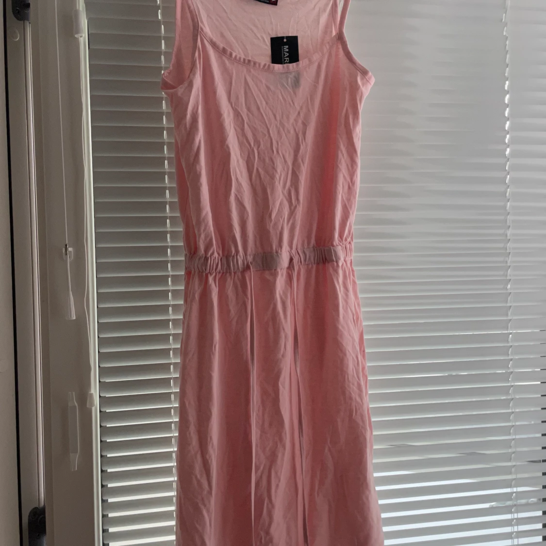 Oanvände jumpsuit med snörning vid midjan i storlek S