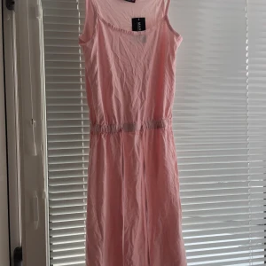 Oanvände jumpsuit med snörning vid midjan i storlek S - Helt oanvänd jumpsuit med längre byxor som även har lappen kvar. Legat i en garderob i flera år. Luftigt material. Går att snöra vid midjan. Stor i storlek  Jag har katt och kanin!