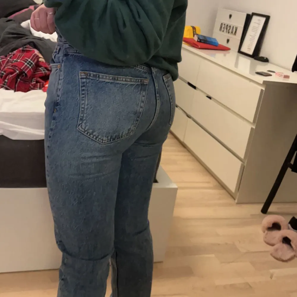 Säljer dessa mörkblå jeans från Gina, dessa är något för små för mig och ser därför skinny ut men skulle inte säga att dom är det annars!. Jeans & Byxor.