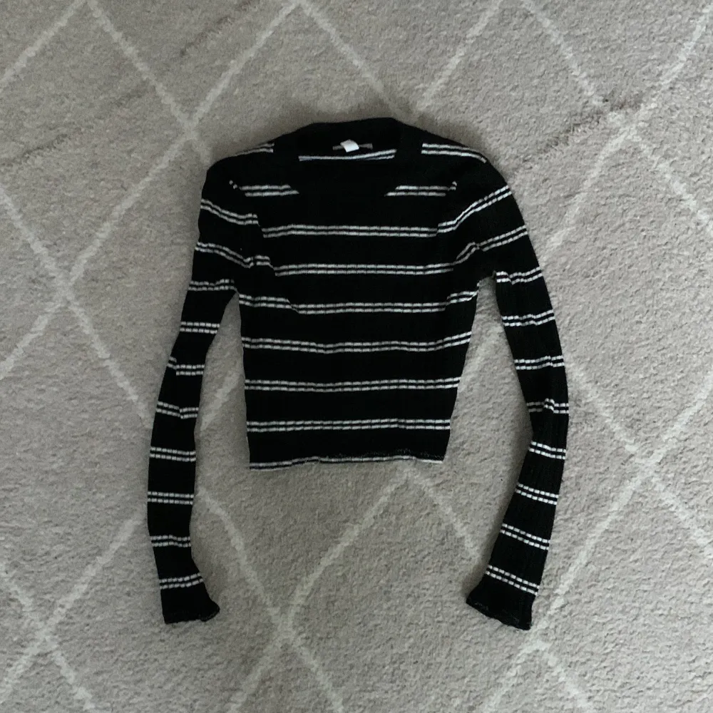 Säljer nu denna superfina svartvita randiga tröjan från H&M!💗 Säljer då den tyvärr har blivit för liten för mig :(. Toppar.