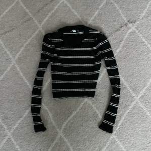 Säljer nu denna superfina svartvita randiga tröjan från H&M!💗 Säljer då den tyvärr har blivit för liten för mig :(