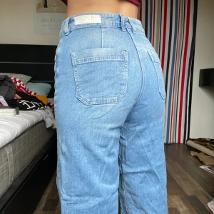 Blåa Jeans - Highwaisted jeans i storlek S/38. 