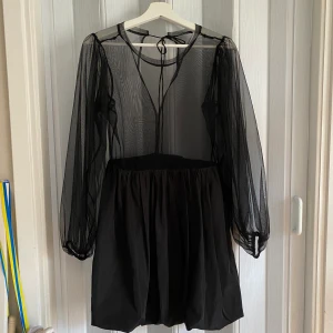 Svart klänning - Svart klänning från Zara. Bra skick. Kjolen är superfin och ballong formad. 
