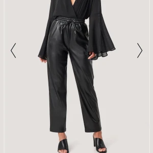 Svarta skinnbyxor  - Ett par skinnbyxor från NA-KD i storlek 34. Dom har blivit för tajta för mig men har använts några gånger. 