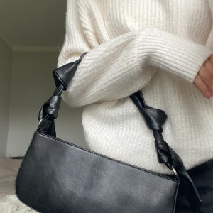 Svart axelväska - Säljer min axelväska från nakd för att den tyvärr inte kommer till användning. Köparen står för frakt. Och kontakta mig för fler bilder.