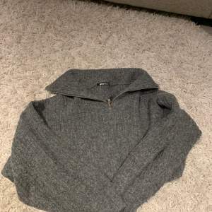 Säljer denna slutsålda stickade tröjan  från Gina tricot i storlek S pga att jag får användning för den💕 köpare står för frakt!