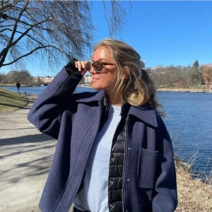 Jacka NA-KD - Säljer denna slutsålda jacka från NAKD. Superfin och varm du vill hösten. Storlek 36, köpt för 659kr (nypris). Första bilden är lånad och de andra är egna bilder, om fler bilder önskas är de bara att skriva till mig☺️ köparen står för frakten💓