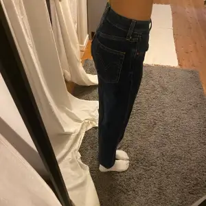 Mörkblåa levis jeans med raka ben. 24x29  (jag är 170cm)