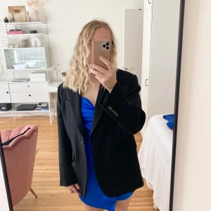 Oversized kavaj - Säljer min blazer som är lite oversized. Köpt på H&M och är använd en gång. Inköpt i maj