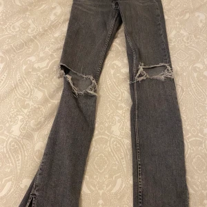 Jeans  - Gråa jeans från zara. Knappt använda och i bra skick. Storlek 34 passar mig som är 170 cm lång. De är medelhöga i midjan.