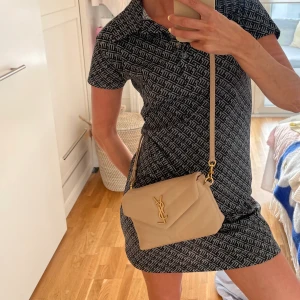 Piké klänning  - Så otroligt snygg mönstrad piké klänning. Så snygg nu på hösten med en stickad och ett par boots 🥰🥰