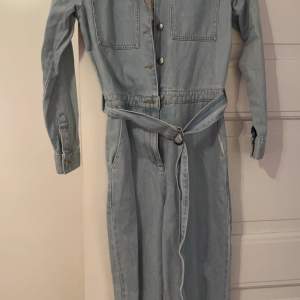 Jeans jumpsuit strl 36 från NAKD Aldrig använd