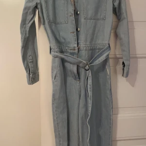 Jeans jumpsuit - Jeans jumpsuit strl 36 från NAKD Aldrig använd
