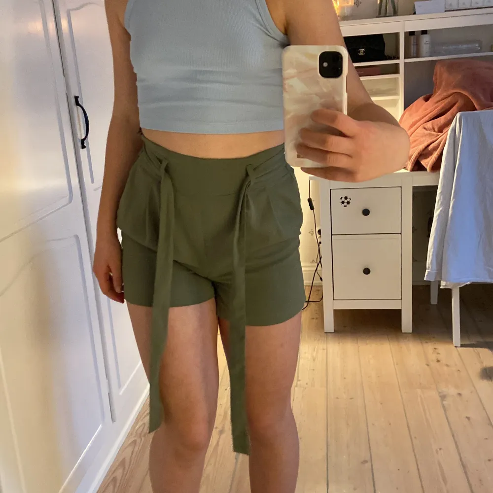 Gröna shorts från Gina Tricot med dragkedja på sidan och band som skärp, är även töjbart så de formas och sätter sig jättesnyggt! Ett av mina favoritshorts! SUPERSNYGGA!! Säljer för har börjat bli försmå för mig, men de är i topp slick! Värda!!!. Shorts.
