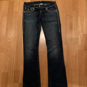 Jättesnygga true religion low waist jeans Säljer pga för små.