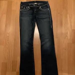 Jättesnygga true religion low waist jeans Säljer pga för små.