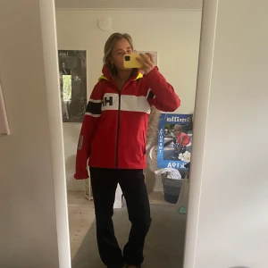Helly Hansen seglarjacka - Säljer denna skitsnygga jacka från helly Hansen som jag (tror) inte finns att köp längre! Storlek M